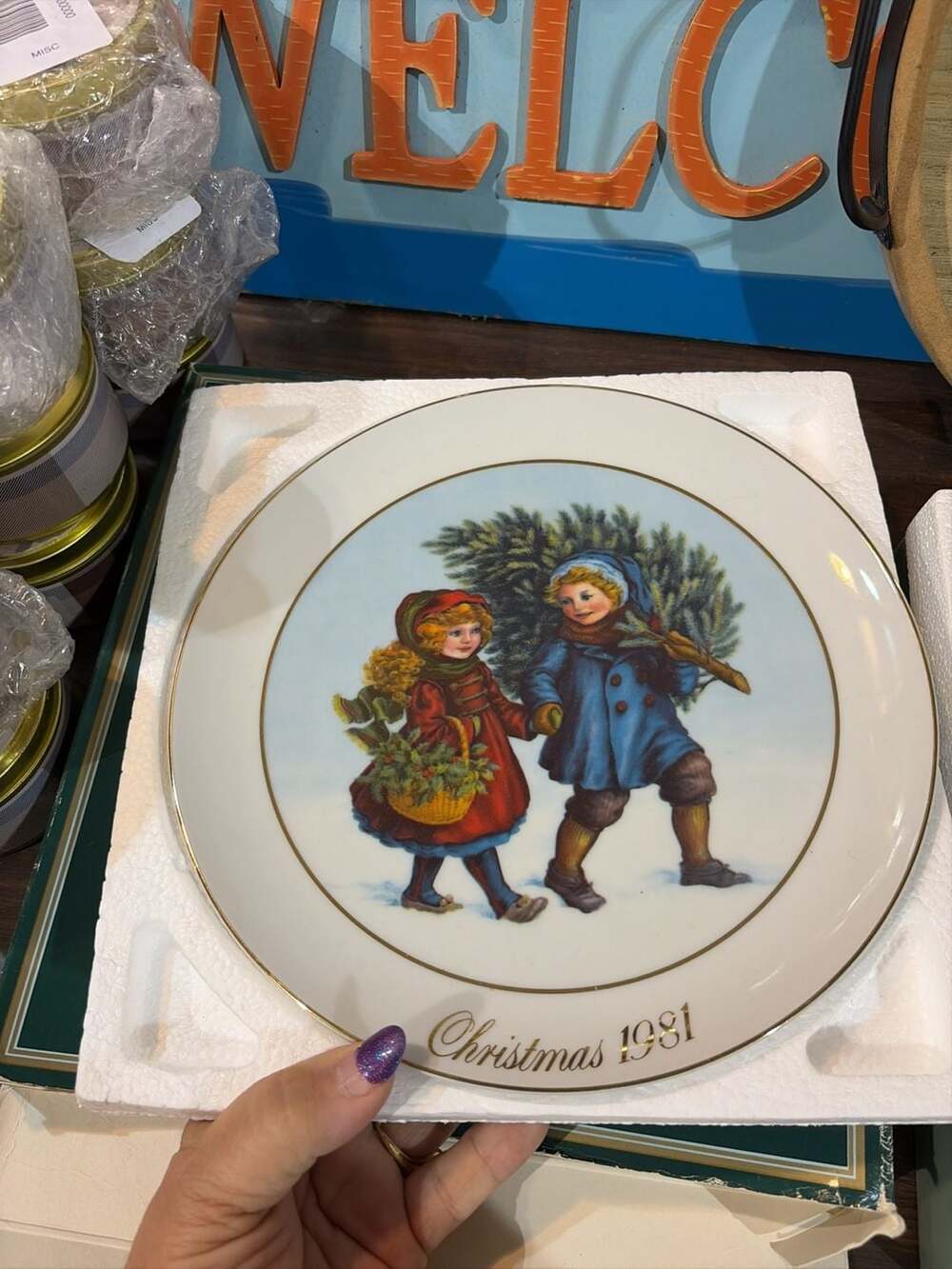 Avon 1981 Christmas Memories Sharing the Christmas Spirit Plate